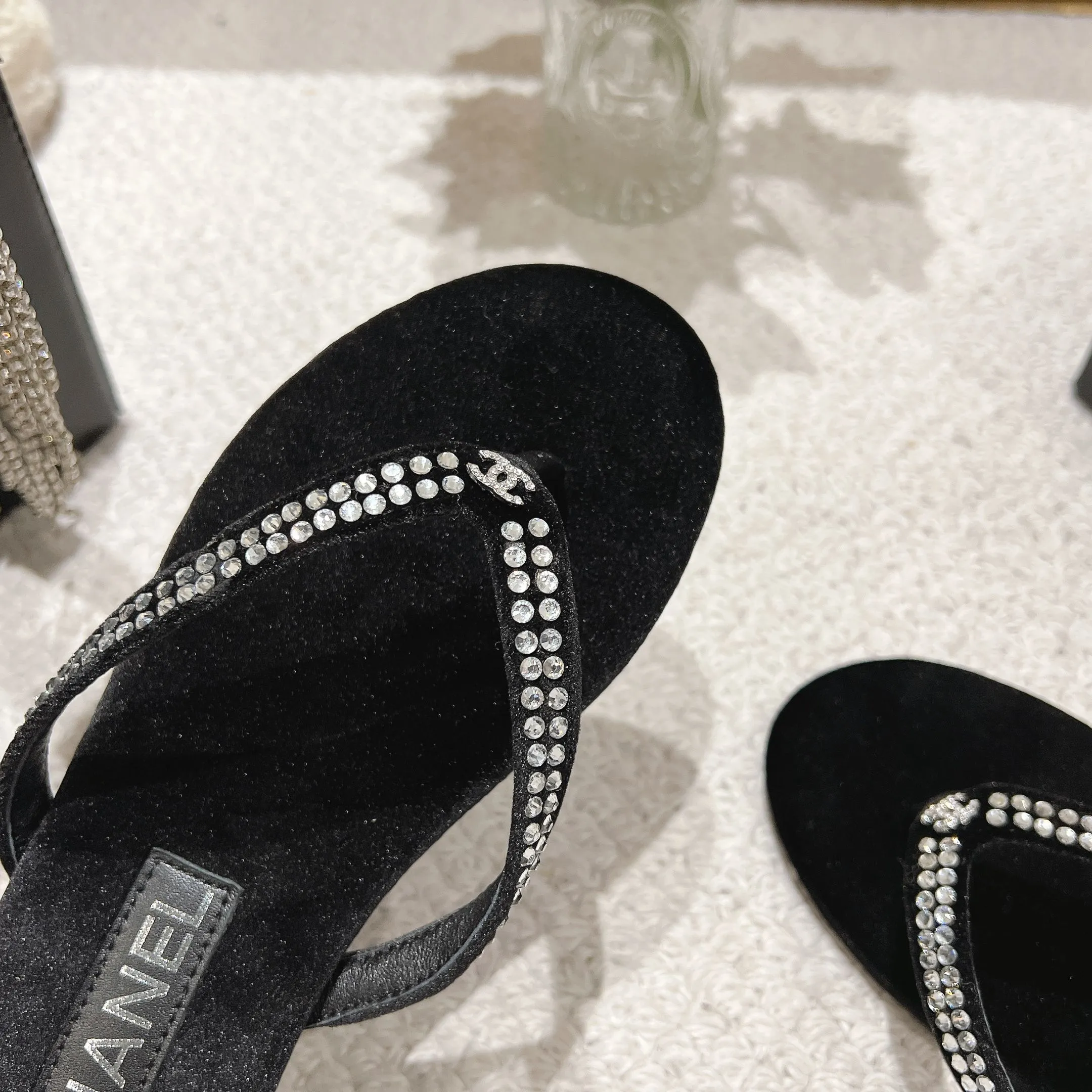 👟👟Ex-factory price 480👟👟 Xiaoxiang chanel 2025 new flip-flops! This series is really amazing. How can it be so beautiful! Summer is really an invincible combination that can be salty or sweet ~ The upper is made of original velvet and the lining is lambskin genuine leather outsole Size: 35-40 (40 customized)